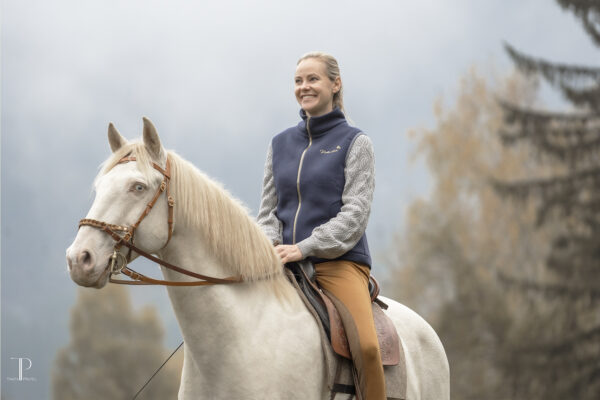 Lisa Jost präsentiert ihre neue Reitkunstliebe Weste reitend auf Jaguar von vorne