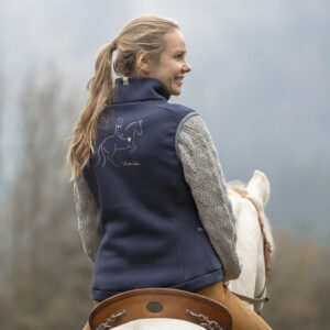 Lisa Jost präsentiert ihre neue Reitkunstliebe Weste reitend auf Jaguar von hinten